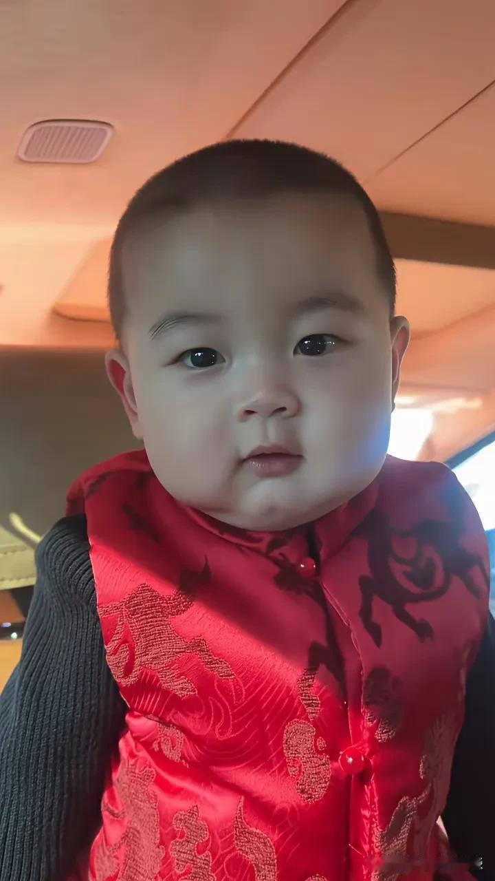 真正的年画娃娃出现了。这家的孩子长得太标准了！看到他就看到了一派国泰民安！这个宝