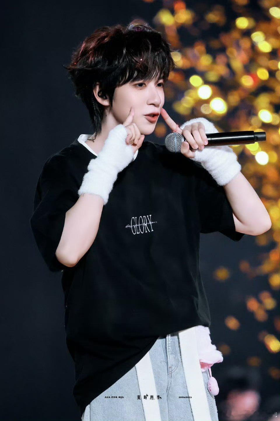 𝖳𝖥新年音乐会贺峻霖大屏的神不为过吧！站姐出图好高质 