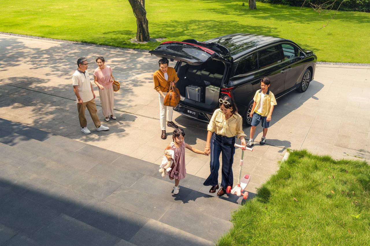 春暖三月，奔赴美好。风行星海 V9 兼具颜值与实力，流畅线条融入春日画卷，大空间