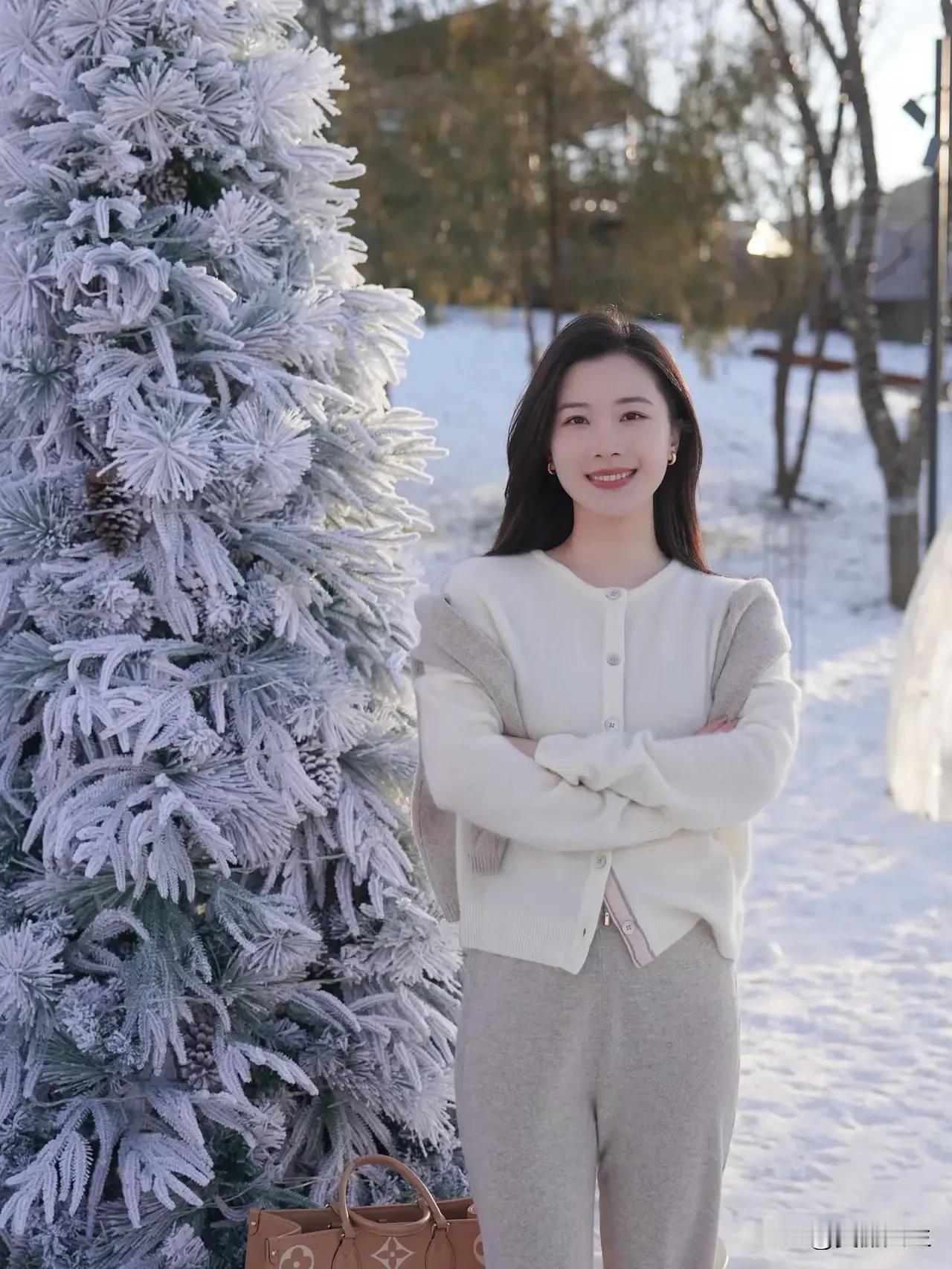 清晨刚拉开窗帘，发现外面银装素裹，雪花飞舞，下雪啦！好喜欢这样的雪天！冲一杯速溶