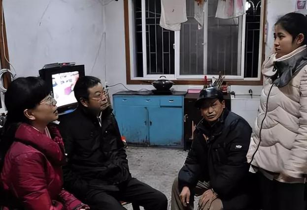 1990年，重庆一个36岁的光棍在雪夜里面捡到了一个弃婴，含辛茹苦地将她拉扯长大