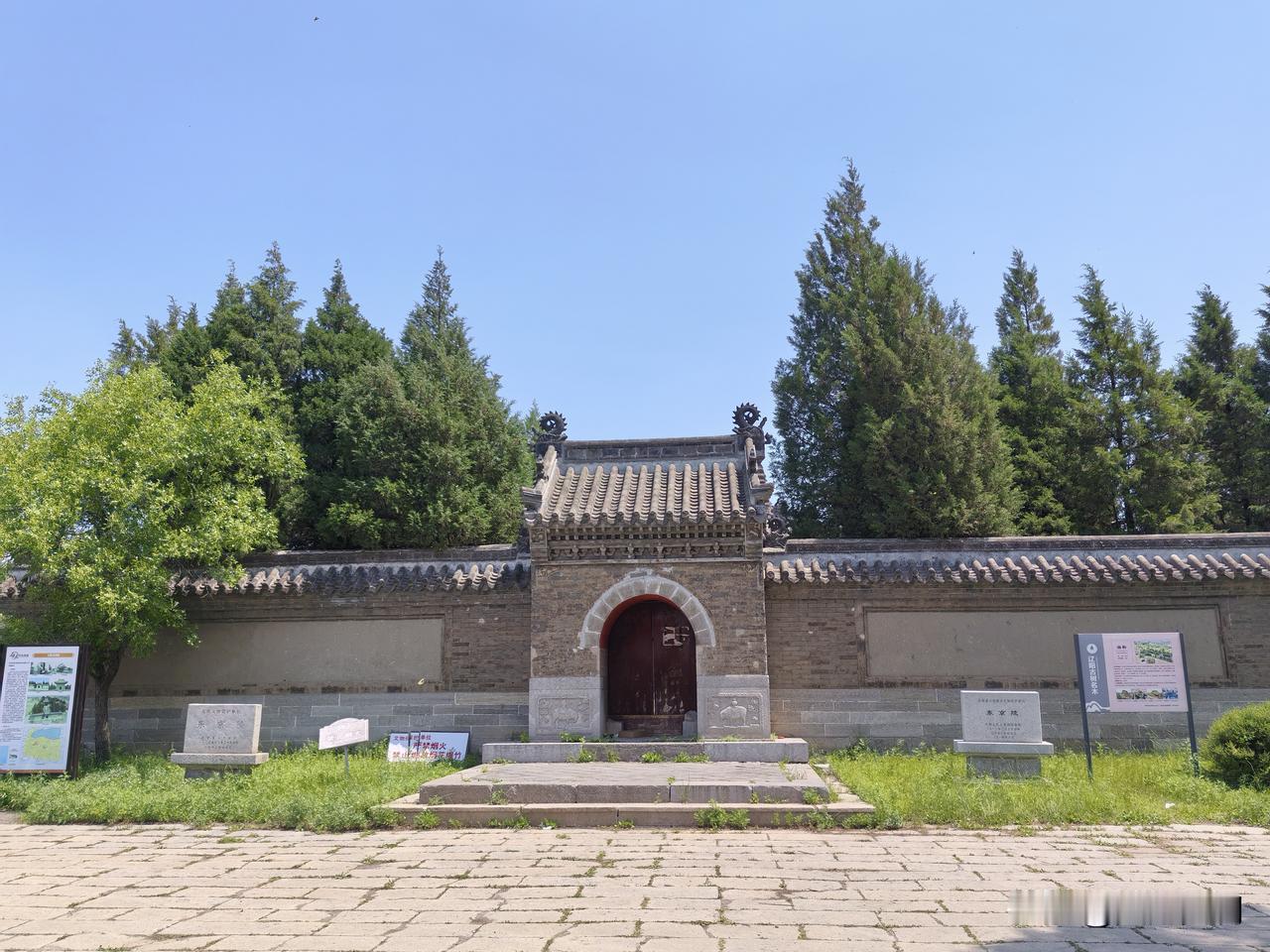 前往东京陵游玩，本以为能领略清关外第四陵的历史韵味，结果却令人大失所望。东京陵位