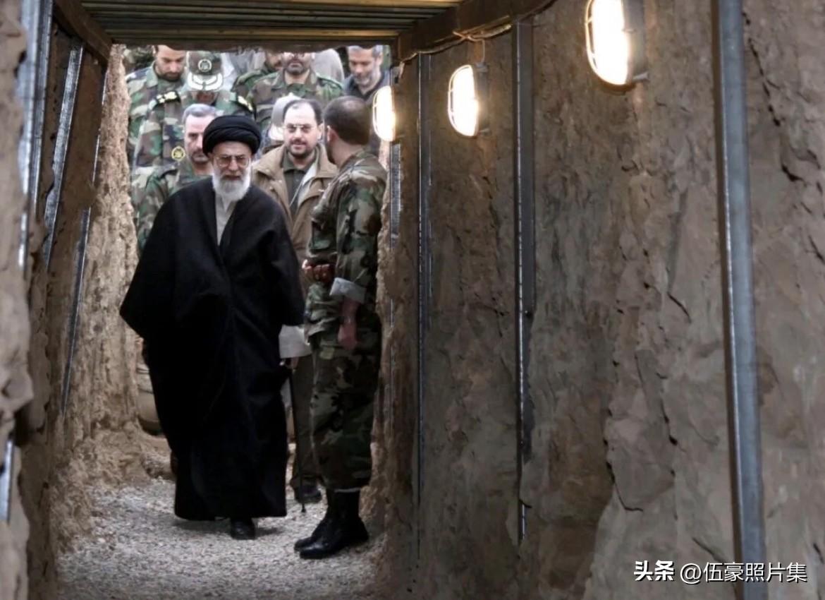 2004年12月8日，伊朗最高领袖阿亚图拉·阿里·哈梅内伊亲临西南部胡齐斯坦省、