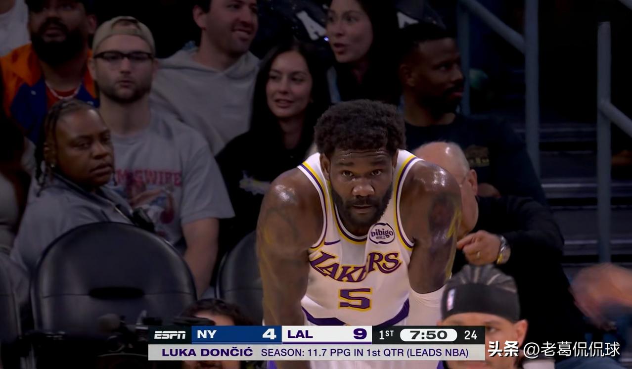 湖人主帅雷迪克对艾顿真是太不公平了！在今天湖人主场以110：97击败尼克斯的比赛