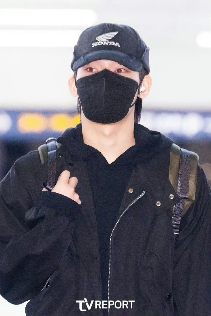 enhypen六人体机场图 enhypen首次以六人体走机场，出发参加活动。 