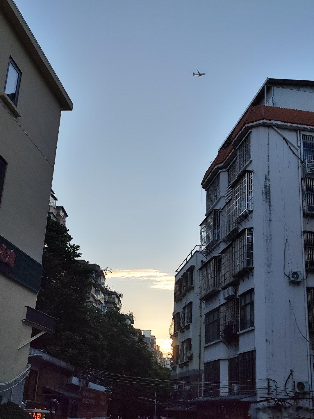 七夕的夕阳晚霞弯月飞机铁轨~ 