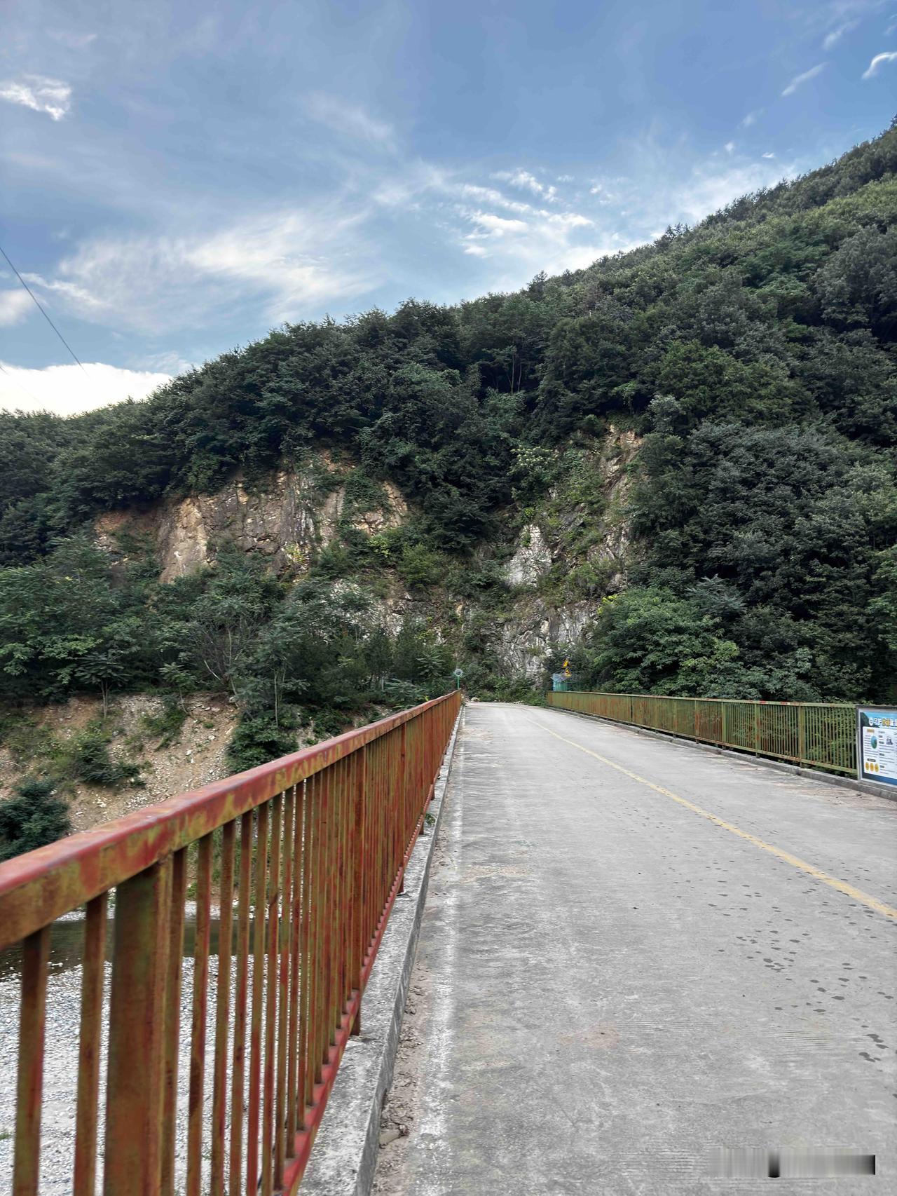 蓝田李家河水库，现在水看着不多，这里的水主要来自红门寺那条河和葛牌那条河，也就是