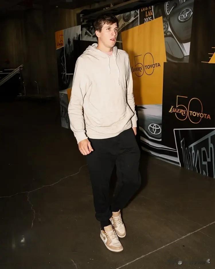 湖人三当家里弗斯真是太让人心疼了，他又要因伤缺阵很长一段时间了！今天湖人官方宣布