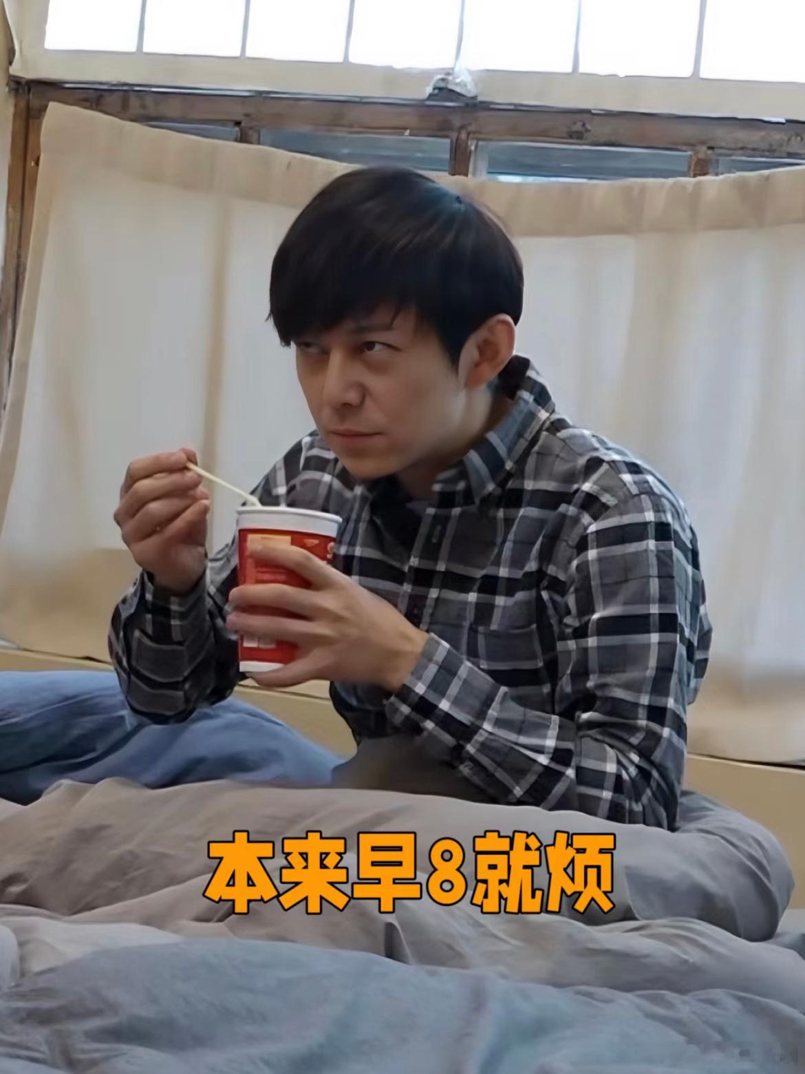何炅老师的表情偷感真的好重啊！他平等的夸每一个人然后不停的被各种人创[doge]