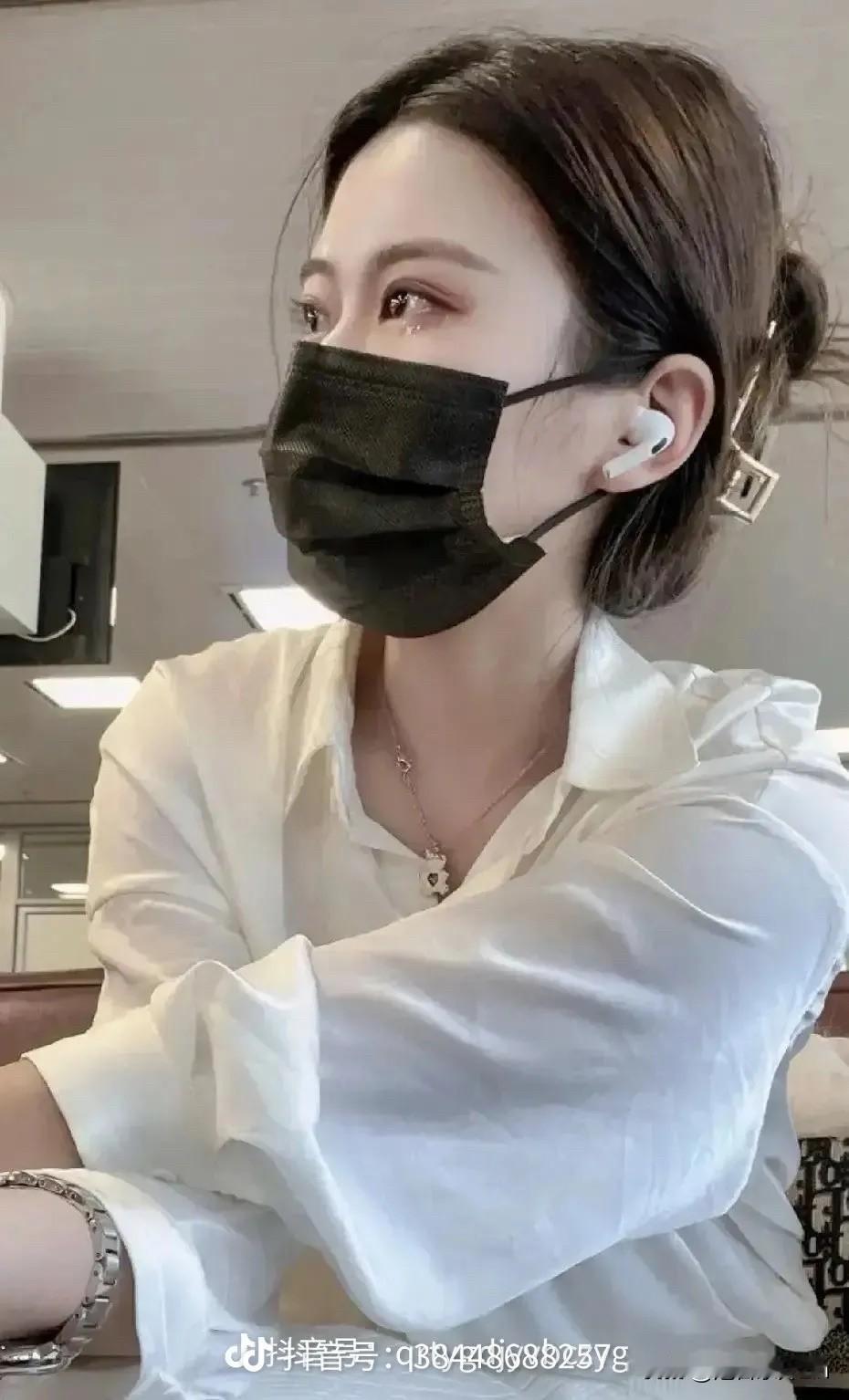 大家发现了吗，现在为什么大多数女的都喜欢戴口罩！
无论是出去玩，还是买东西时，好