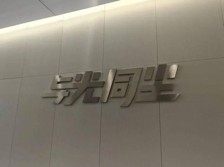 刷到 AI 生成的广告片，连业内导演都分不清真人还是虚拟角色，你会不会犯嘀咕：影