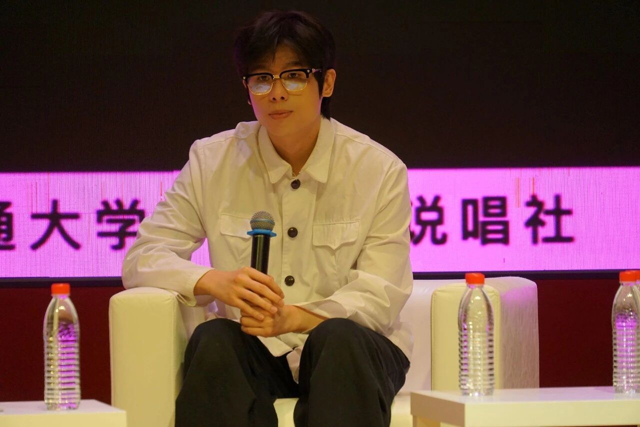 颜值是个迷！法老和杨秋儒在上海交大分享音乐心得！法老