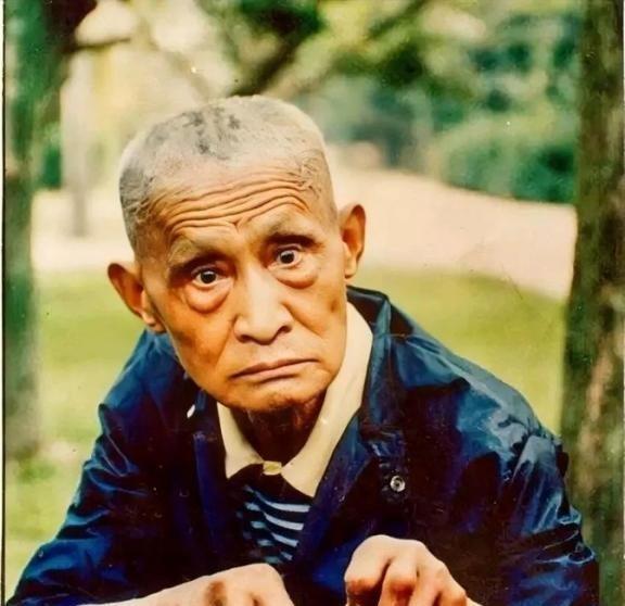 1930年，武术家万籁声在上海与德国拳击家克利比武，克利对万籁声说：“这瘦猴能接