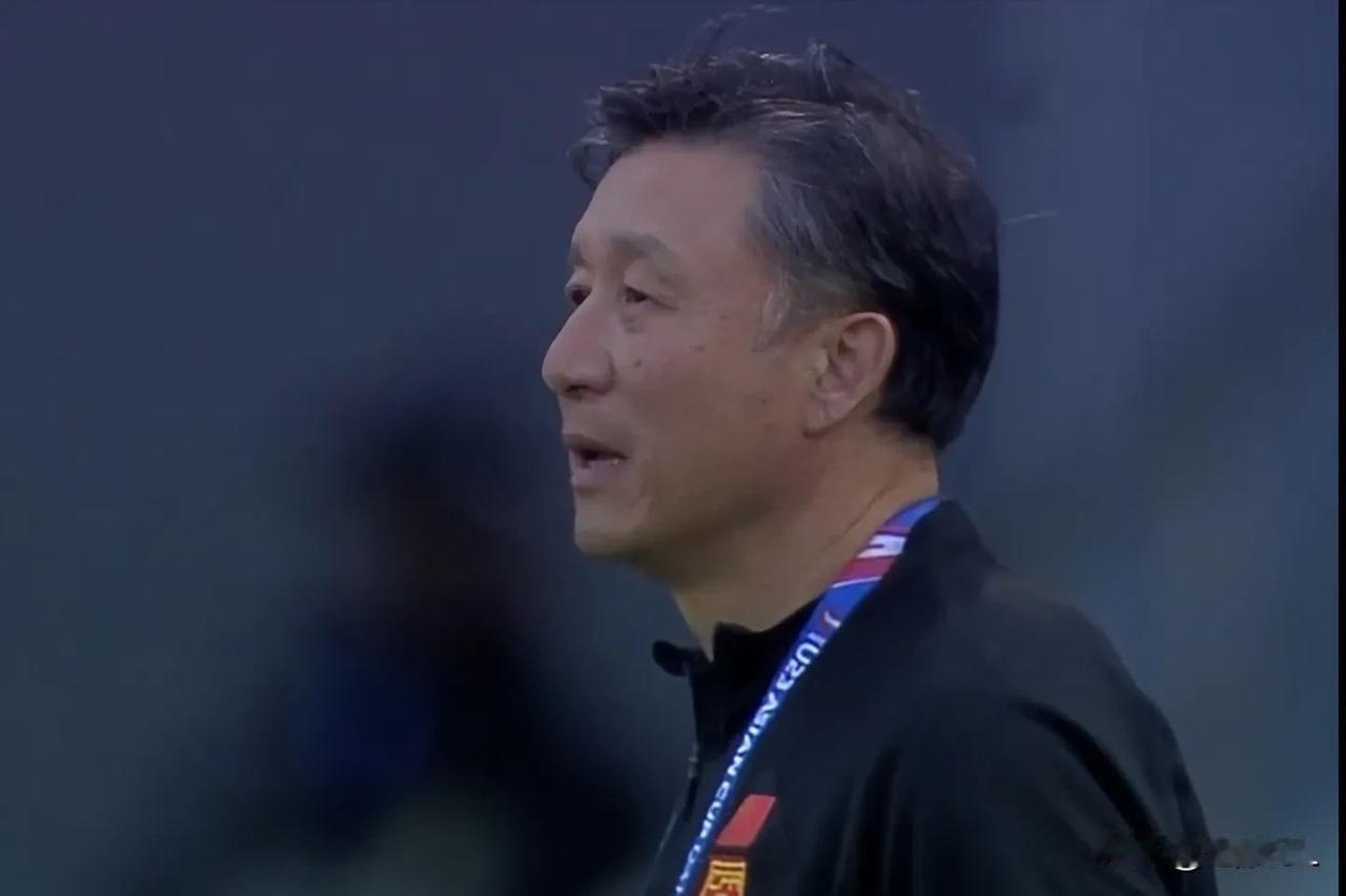 国奥0:1十人日本，想问问成耀东平常练的什么战术？几乎全场多打一人，看到的依旧是