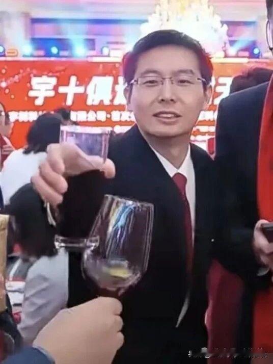 90后首富，千亿富豪王兴兴也不喝白酒。刚刚看到网上发了一张王兴兴终于露出笑脸的照