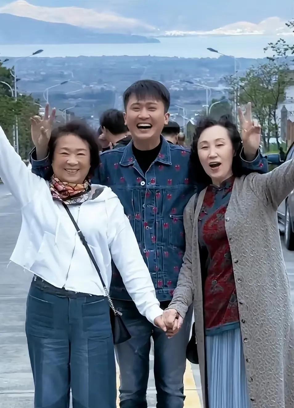 原来杨帆也是个大暖男啊！孝顺不说还特别的接地气，带着岳母和妈妈去游玩，岳母和妈妈