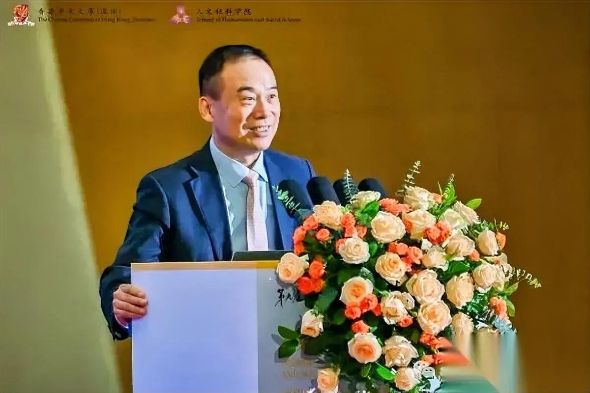 港中深校长这番话

真的太敢说了

直接把闹退学的尖子生怼醒了？

前阵子开学季