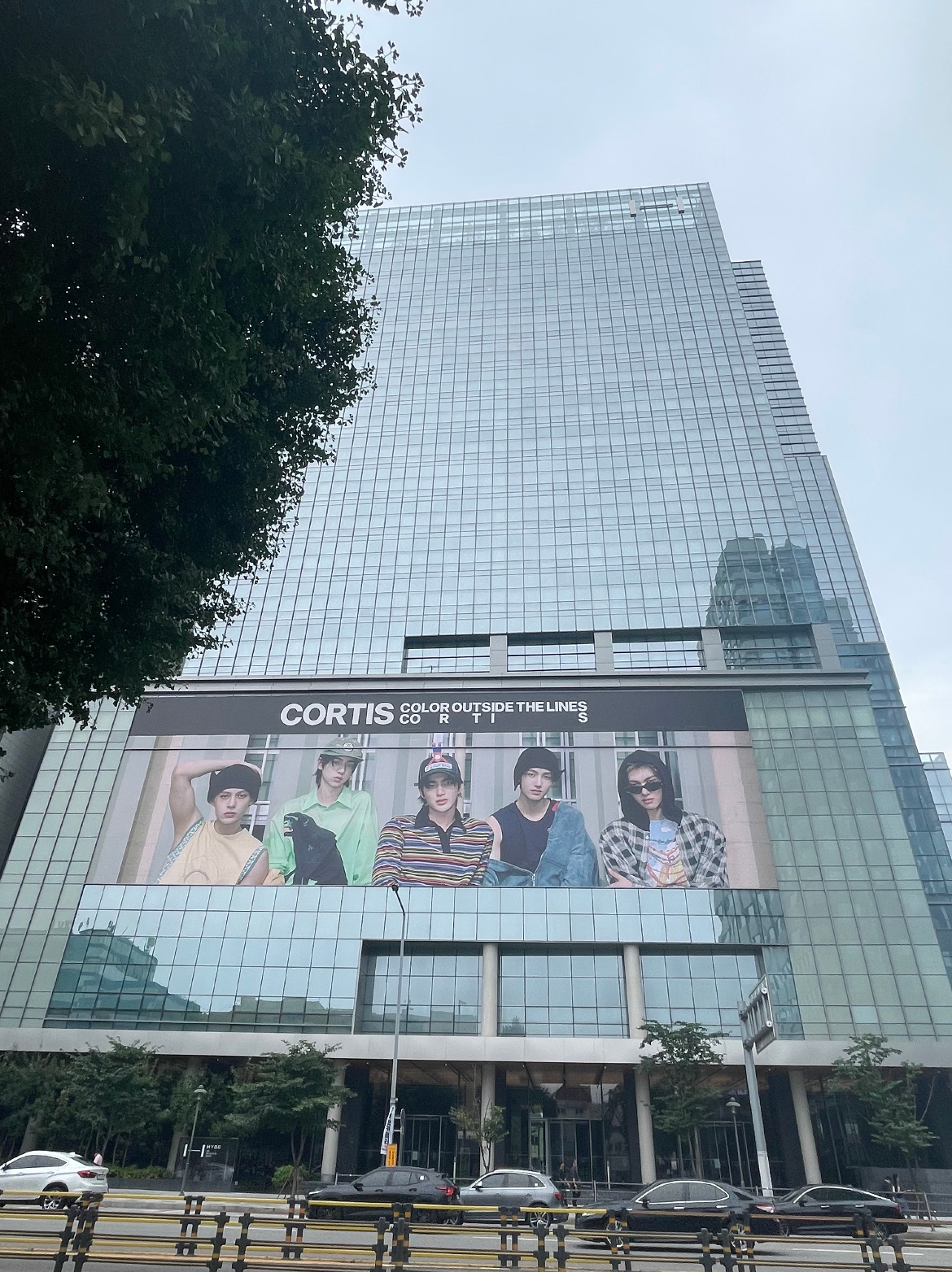 hybe大楼已经挂上新男团Cortis的宣传大海报 ​​​