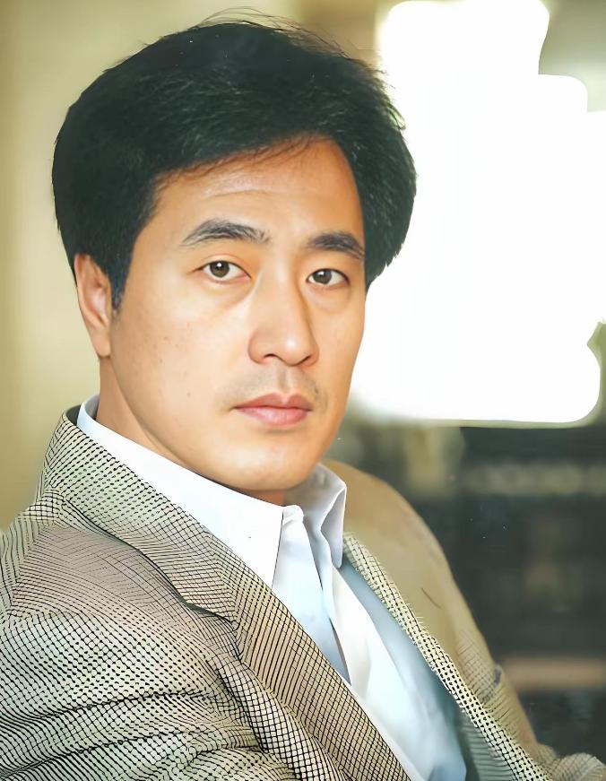著名影视表演艺术家、话剧表演艺术家、北京人艺一级演员，1957年出生于北京，19