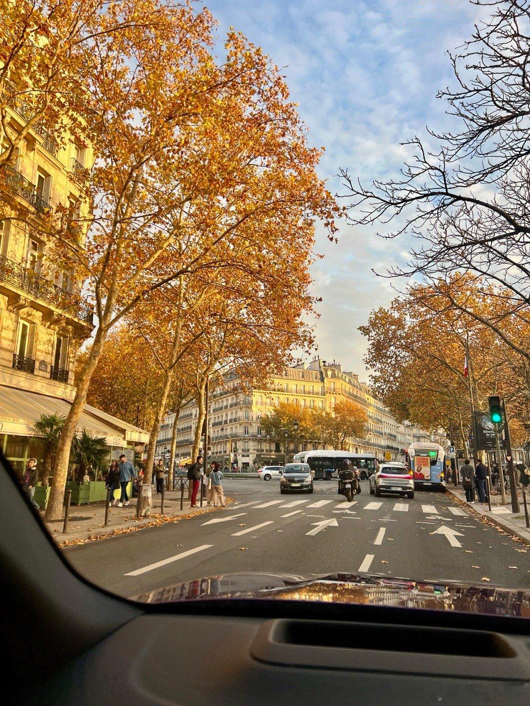 立冬的巴黎，却秋色正浓，特别适合找个路边的咖啡馆坐下来和老友聊聊天～ 