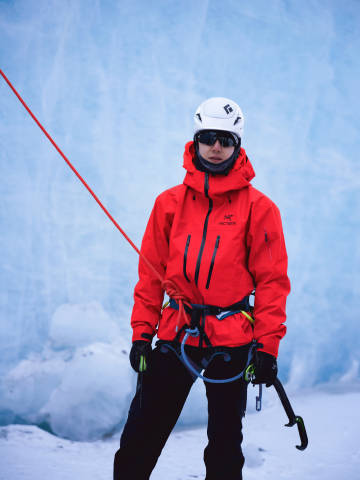 王一博攀冰实录王一博红色冲锋衣这个有点太帅了 