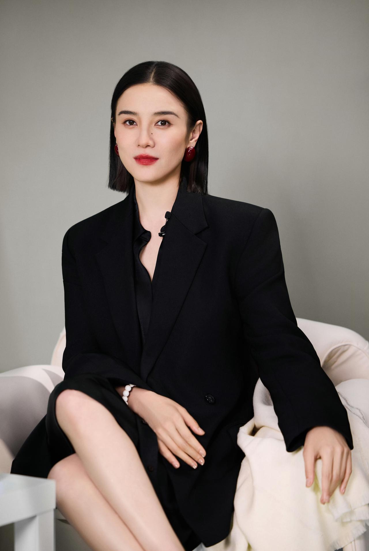 宋佳（9）
酷飒的长款黑色西装宋佳镂空泳衣 ​​​