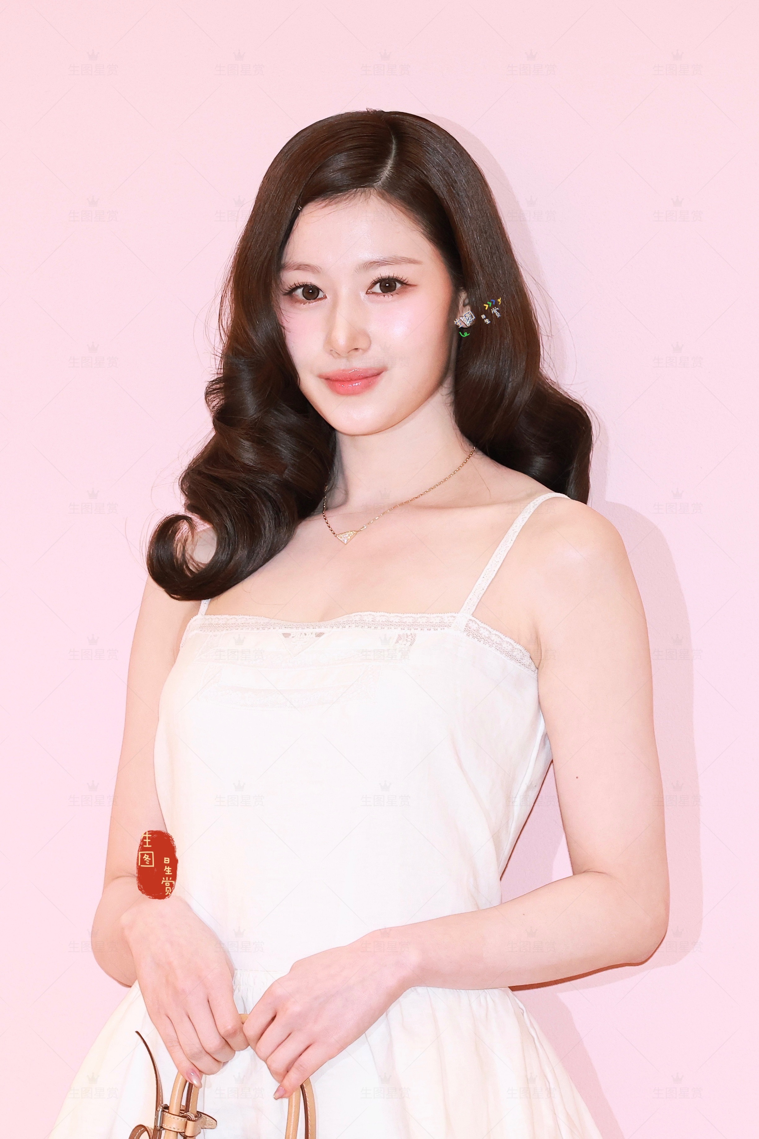 Sana首尔Prada站台生图纯白系靓的发光发亮，是精灵仙子来的🧚♀️✨pra