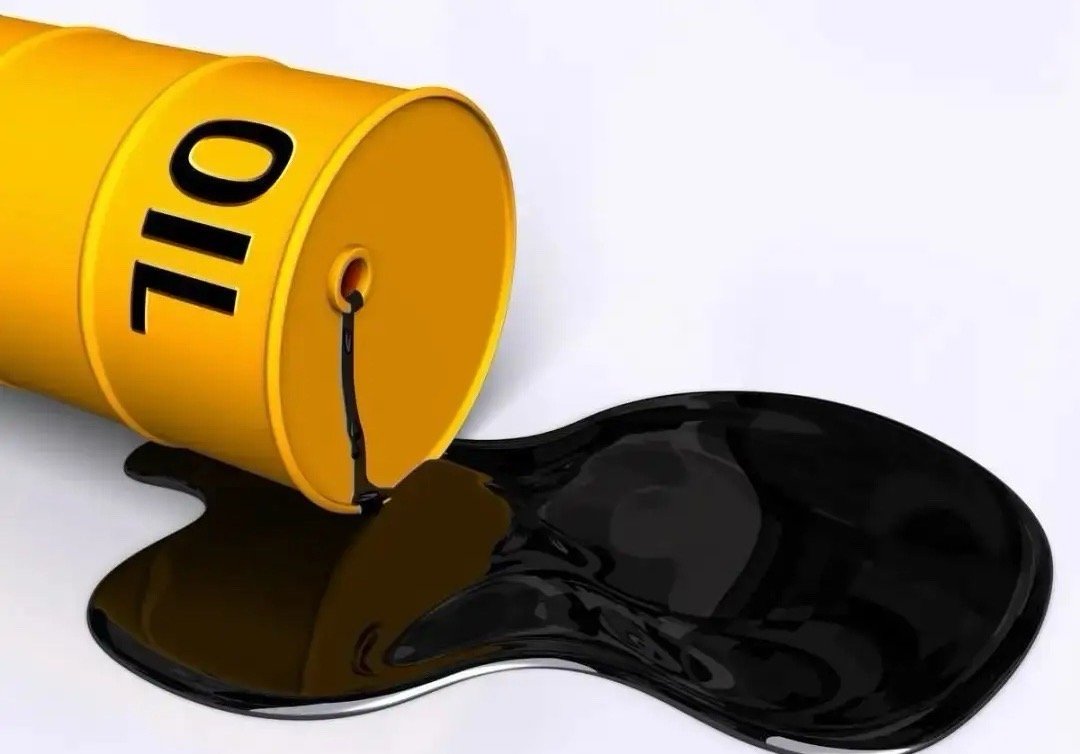 布伦特原油在昨夜收盘之前都在往上冲，布伦特原油日内暴涨11%，WTI原油日内暴涨