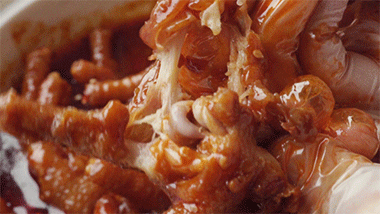 健康生活【3个鸡爪热量堪比两碗饭】鸡爪虽然肉不是很多，但是多皮、筋，胶质满满，用