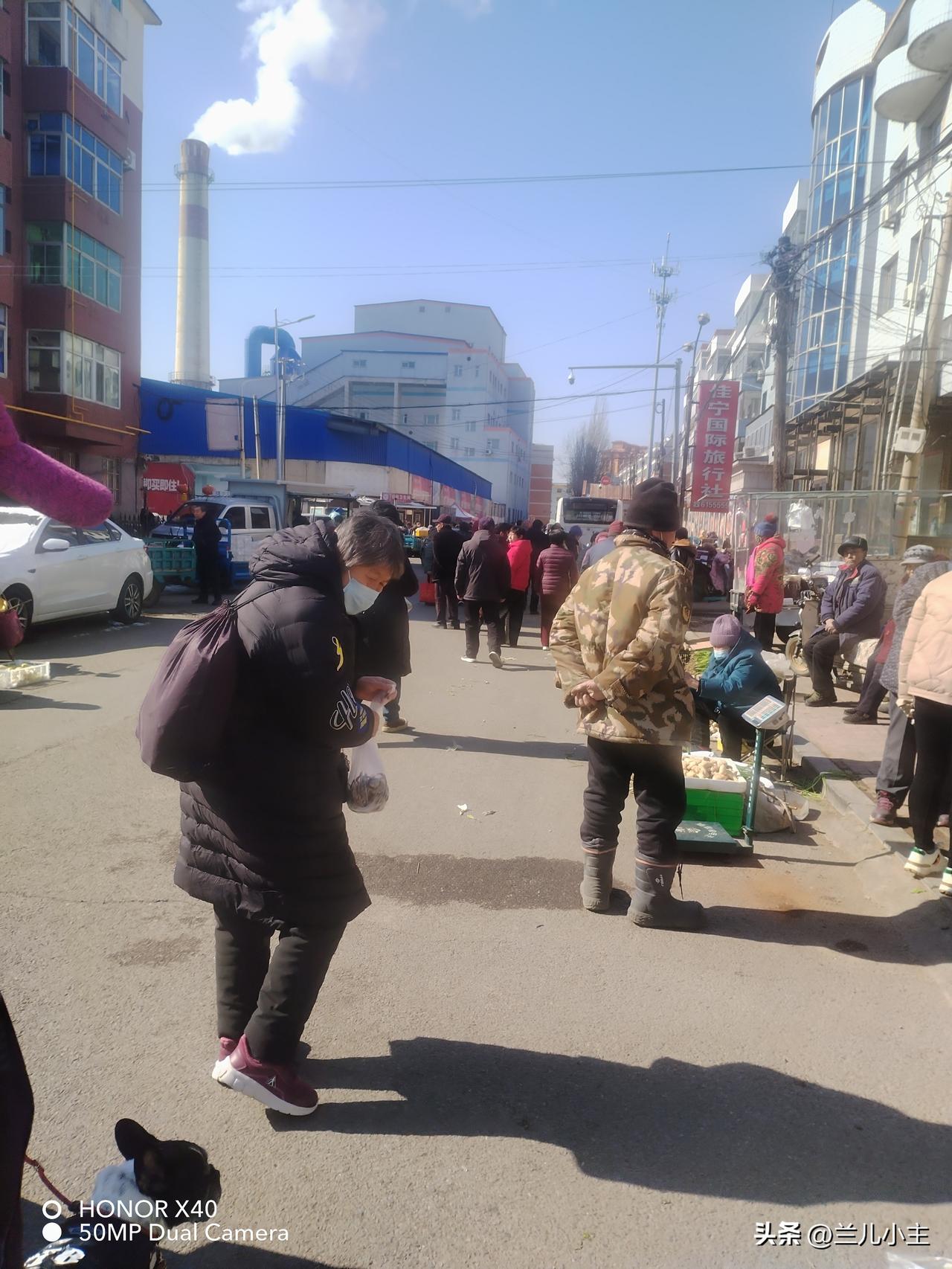 今天我自己又卖了120块钱，今天出去摆摊，一分钱没带。因为换了棉袄，忘记了。这可