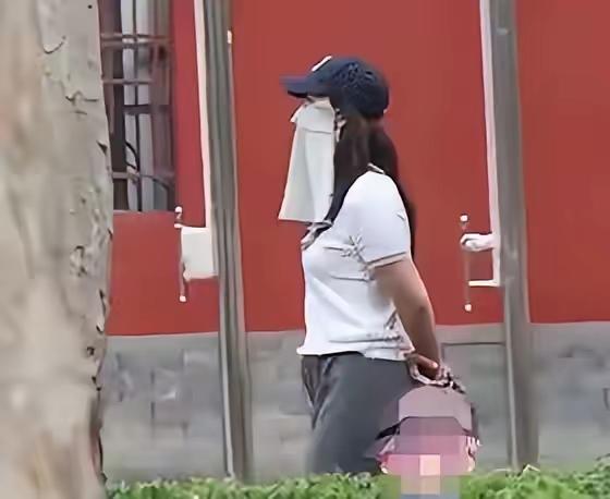 你们认识她吗？
她是不是又怀孕了？肚子又大起来了，她真是太美了，不愧是我的白月光