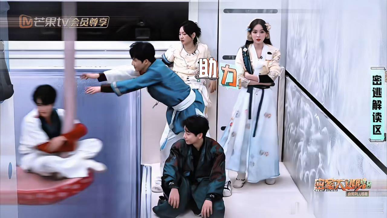 张真源像弹幕一样飘出来谁来把灯给张真源关了 很多人的恐惧来源本就是黑暗，光线充足