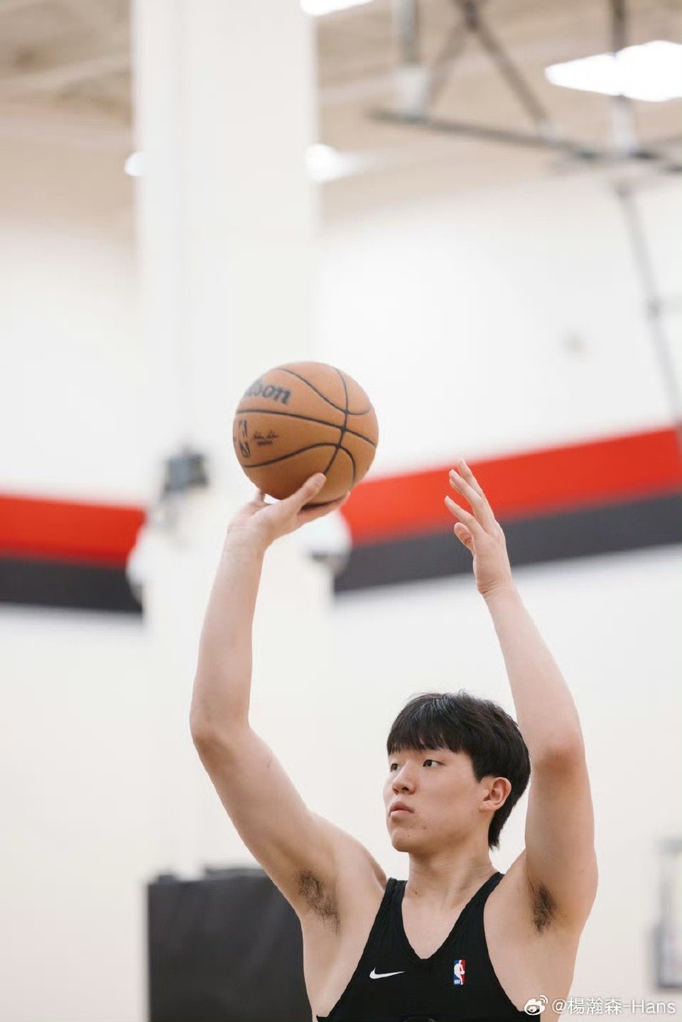杨翰森晒出训练照，感觉壮了很多。杨瀚森晒训练照 ​​​