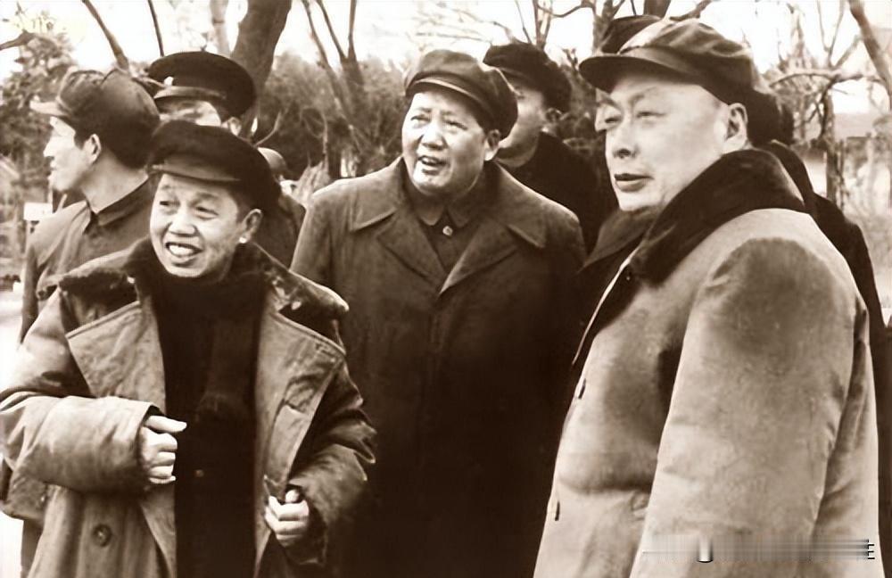 他是“三野”中的一位悍将，如若当年授予军衔至少可与粟裕比肩，这位将军究竟是谁？