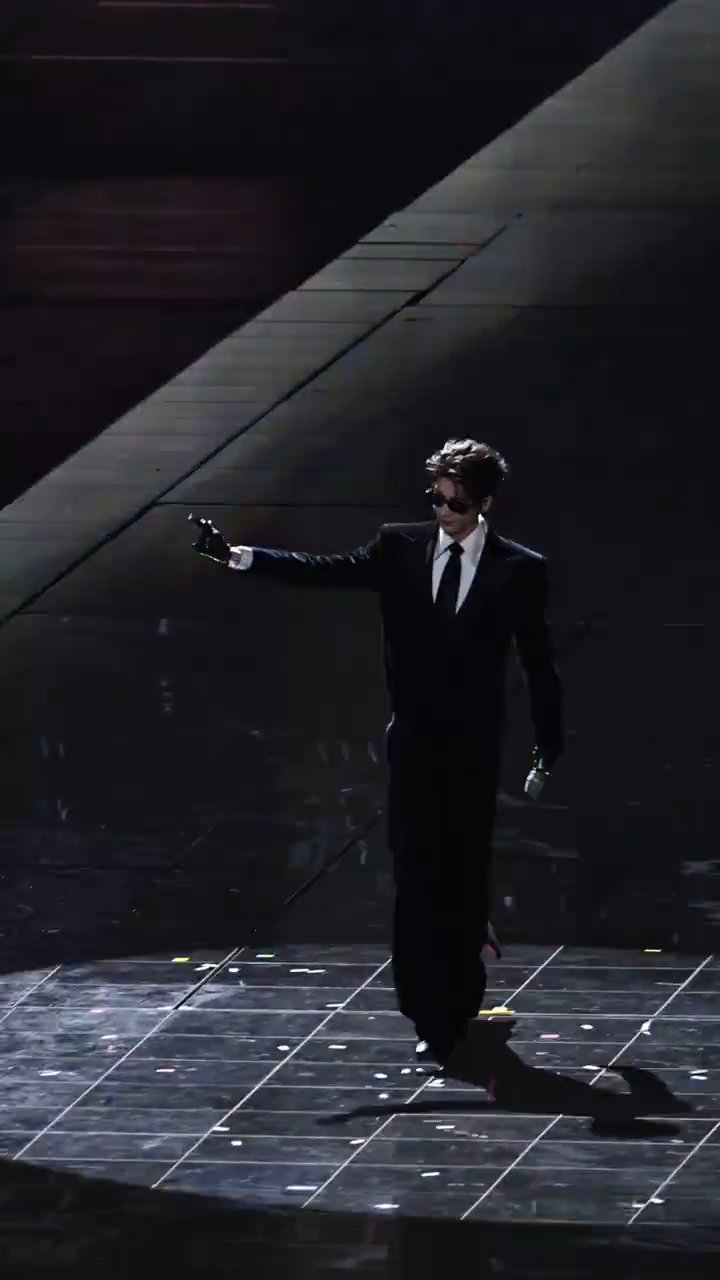 普通人模仿张凌赫跨年穿搭 笑不活了！网友模仿张凌赫穿搭，结果穿出了猪猪侠既视感，