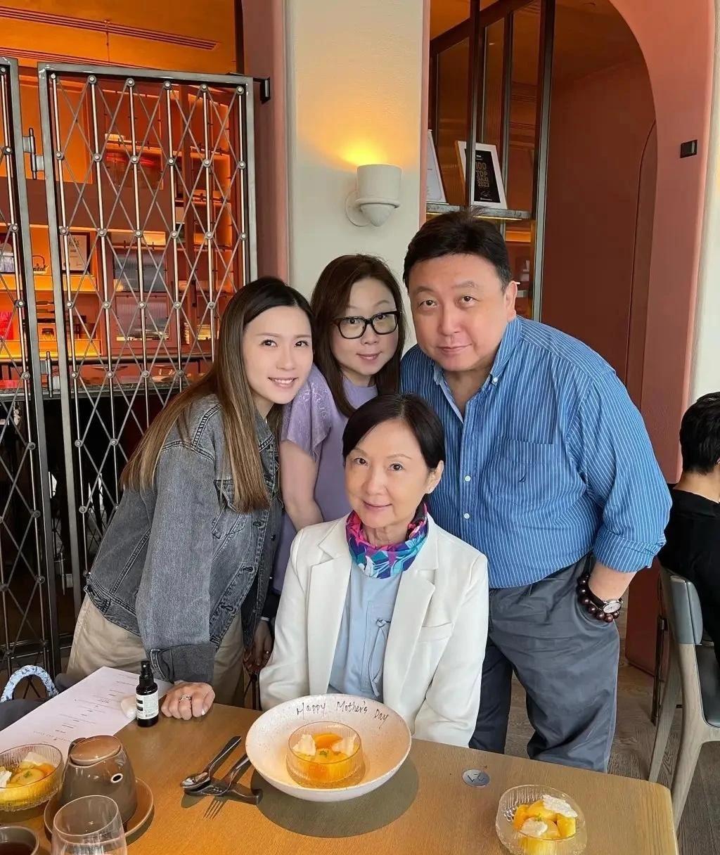 王晶的基因真强大，女儿的身高和长相都跟他复制粘贴了。大女儿还好一点，算是一家四口