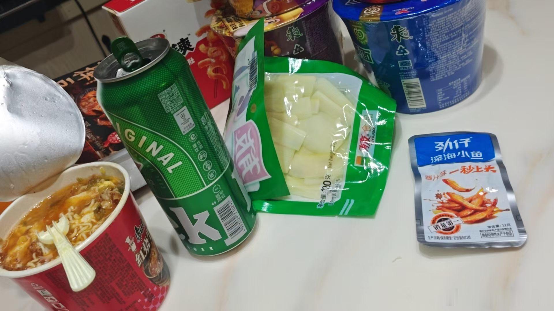 台风巴威走过了，物资剩下了，只能凑合将就今天的夜宵了。 