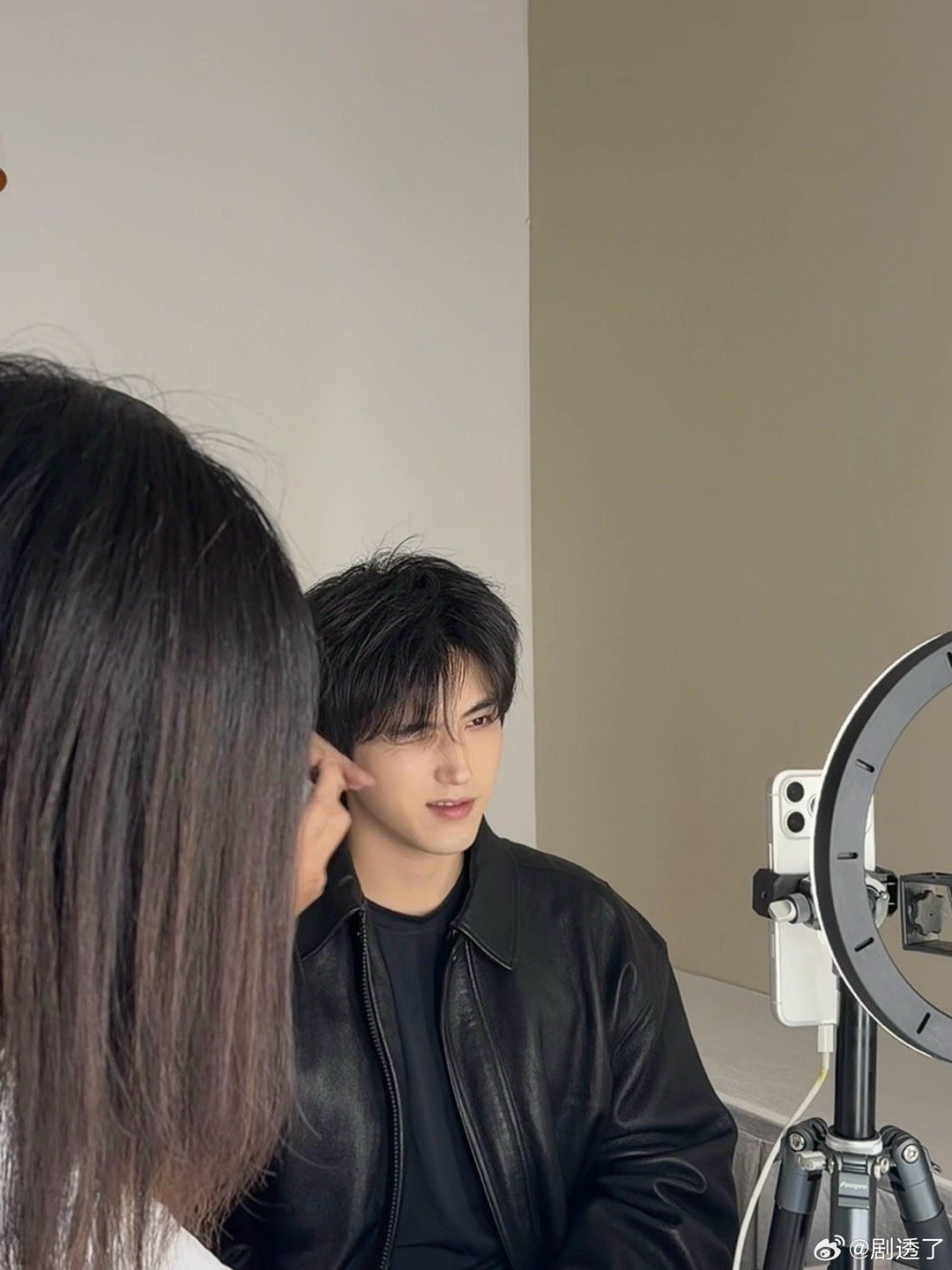 陈飞宇瘦了好多为了新角色把自己搞成这样，真的拼。想说帅哥都这么自律，手里的奶茶突