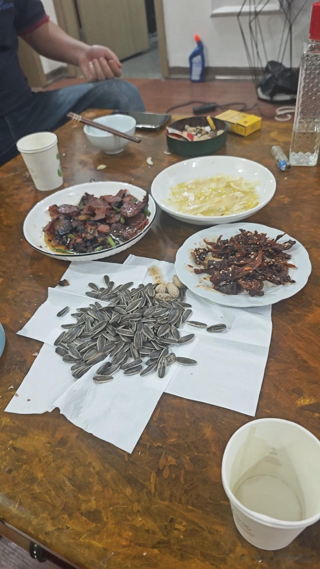 晚上和楼下的两个同事，相约喝了两杯。
在越南，想找几个能一起喝点的人，不管有无意