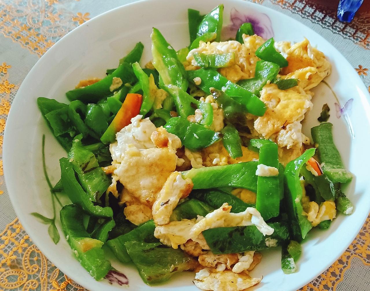 青椒炒鸡蛋，夹馍很香的。