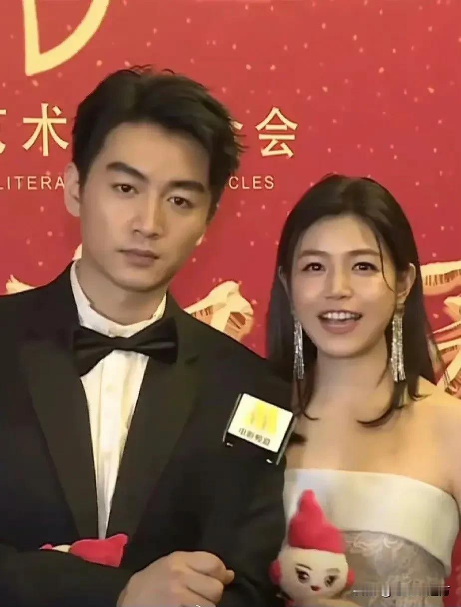 陈妍希，好卑微的样子！
爱一个人的眼神藏不住，嫌弃一个人的眼神也掩盖不了。#曝陈