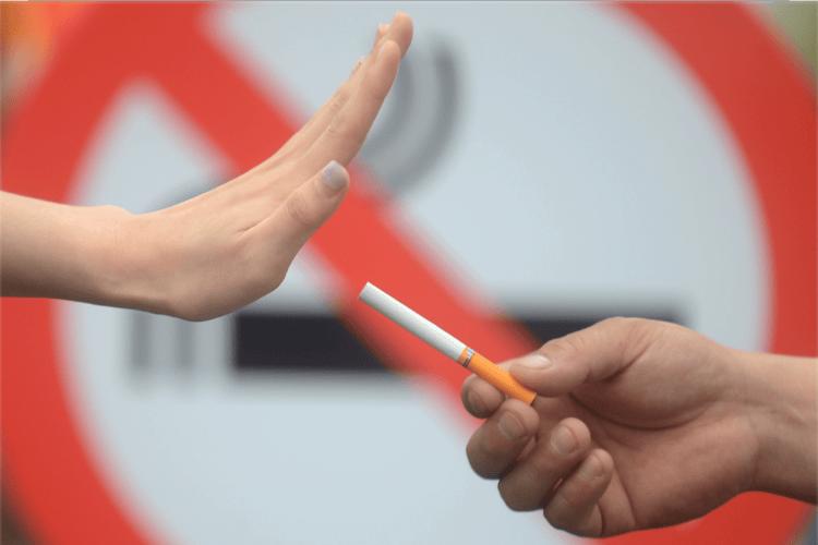 《高铁站台到底能不能吸烟？全国网友都在等一个答案！》

高铁站台吸烟问题长期处于