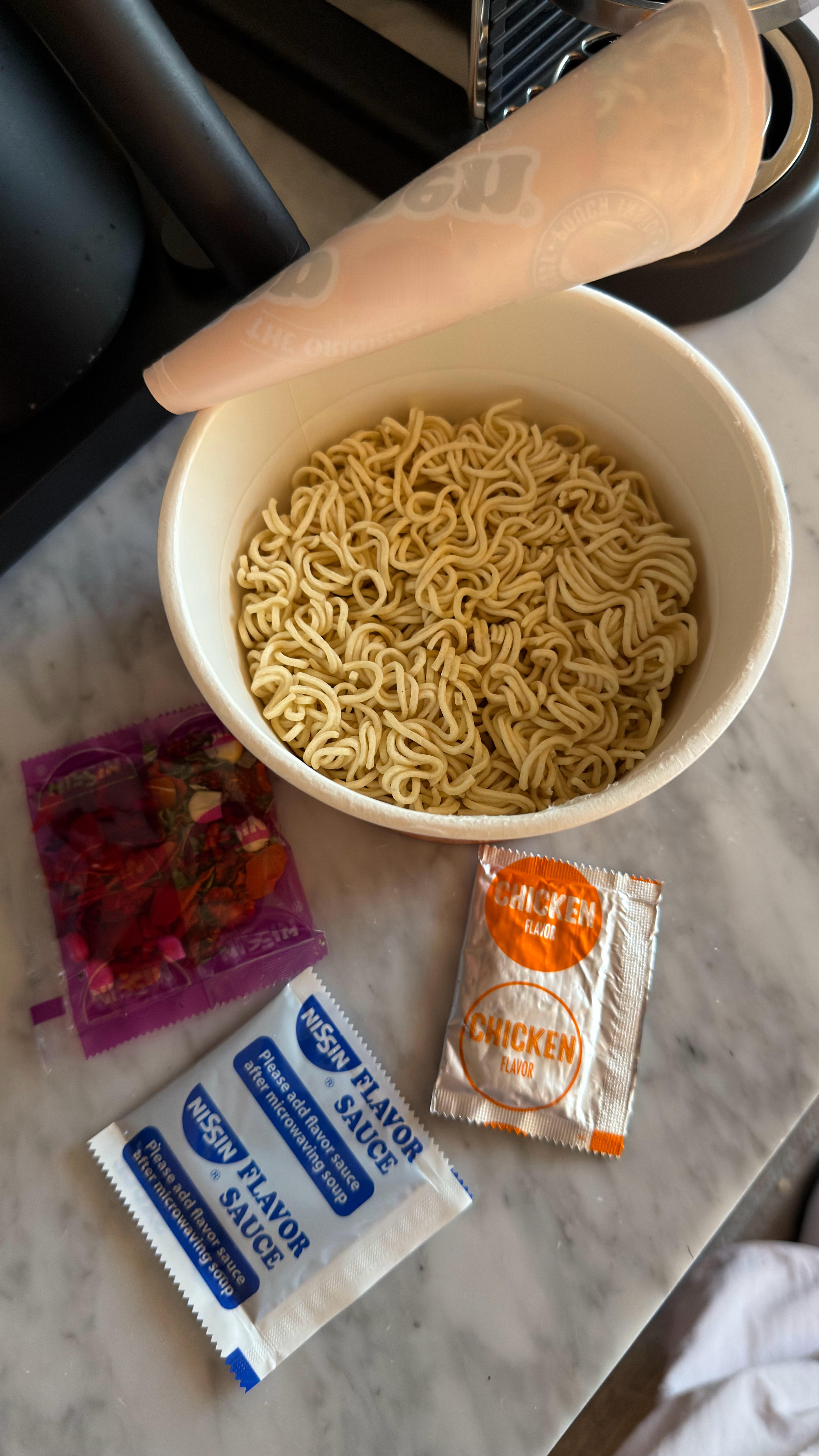 国外的泡面里没叉子，我忘了带筷子🥢，怎么解？在线等，面快泡好了，挺急的[无聊]