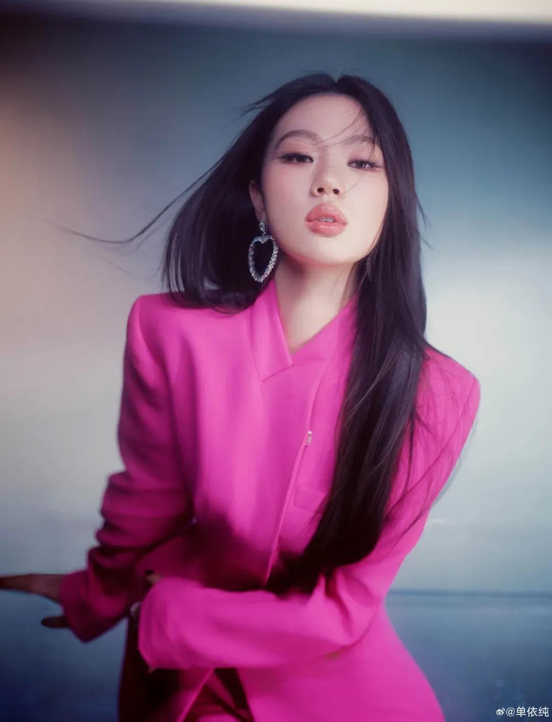 单依纯的做法真不地道啊！
这李荣浩和单依纯最近因为歌曲版权的事情也是闹的不愉快。