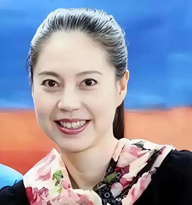 网络重翻旧案引热议，当年叛逃者胡娜还有脸回国卖画盈利？
 
近期，网络平台再度集