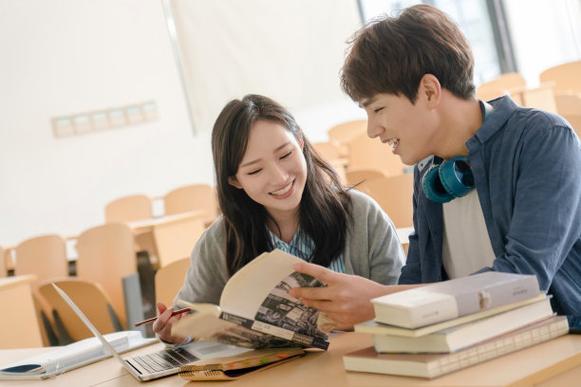 大学生在校谈恋爱和生子，好像学校所持的态度是即不提倡也不反对。因为毕竟在求学期间