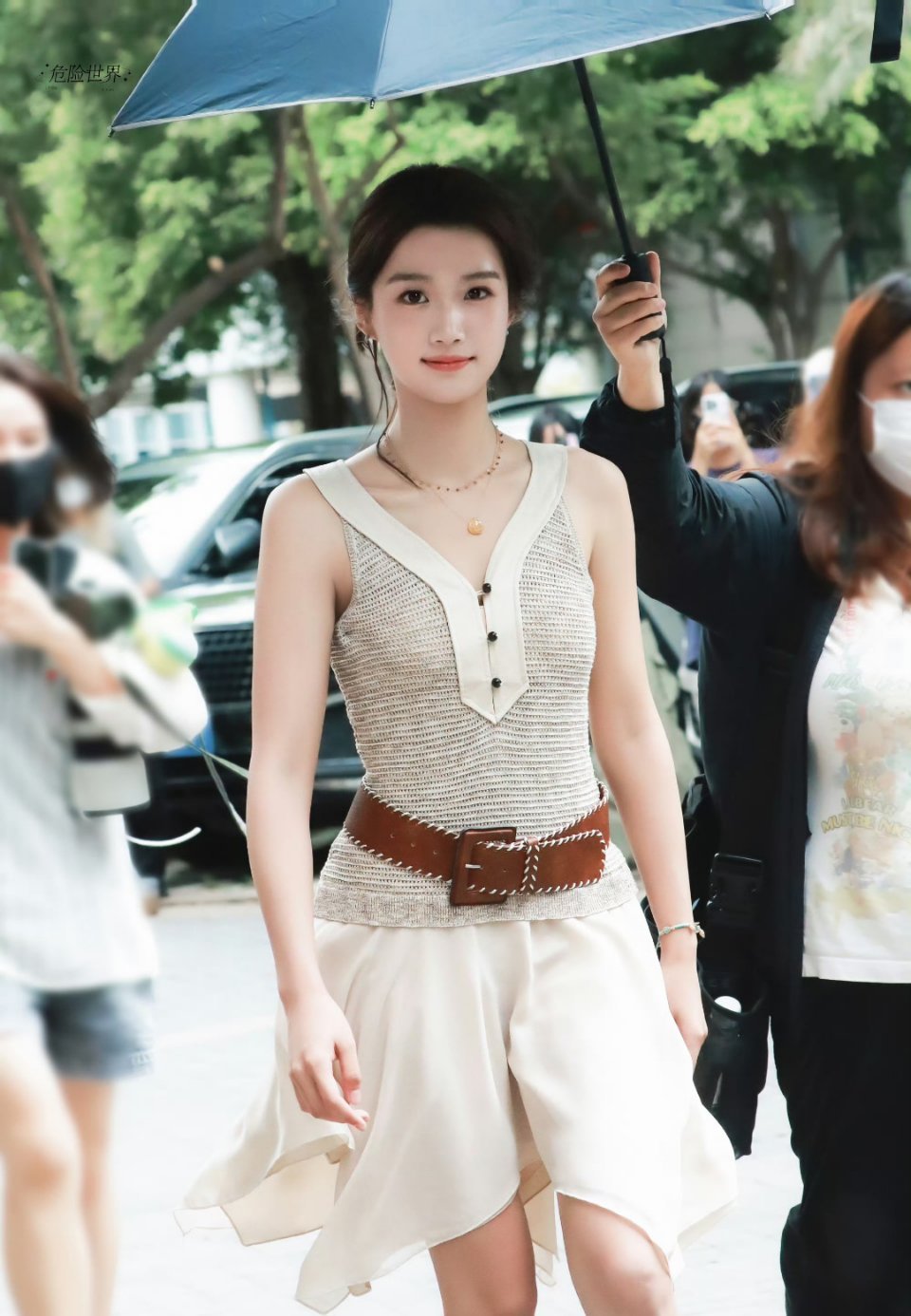 卢昱晓折月亮路透！姐感超强的云厘女神[期待] ​ ​​​
