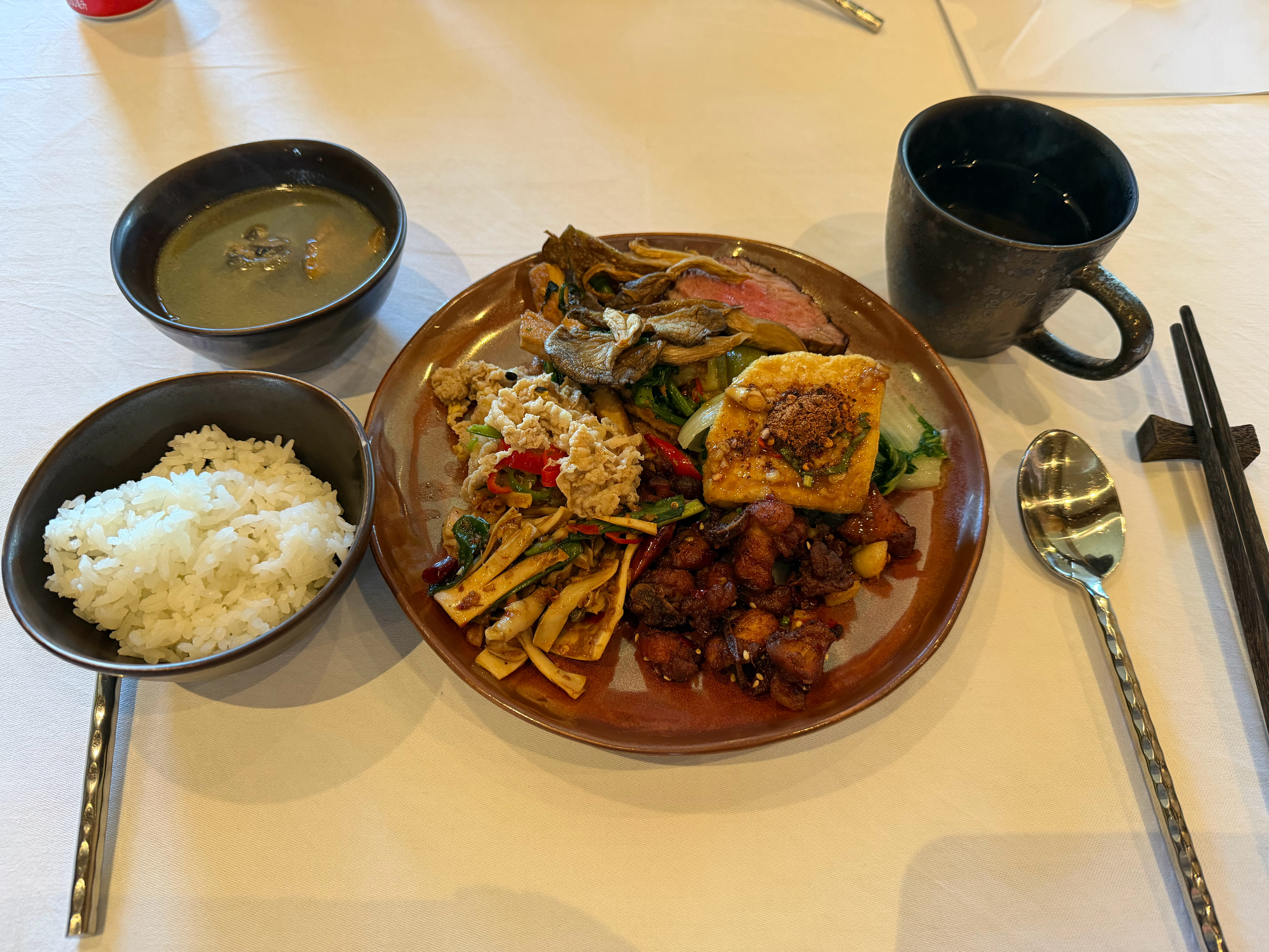晚餐！这边牛排都牦牛的 香格里拉·松赞香格里拉林卡酒店