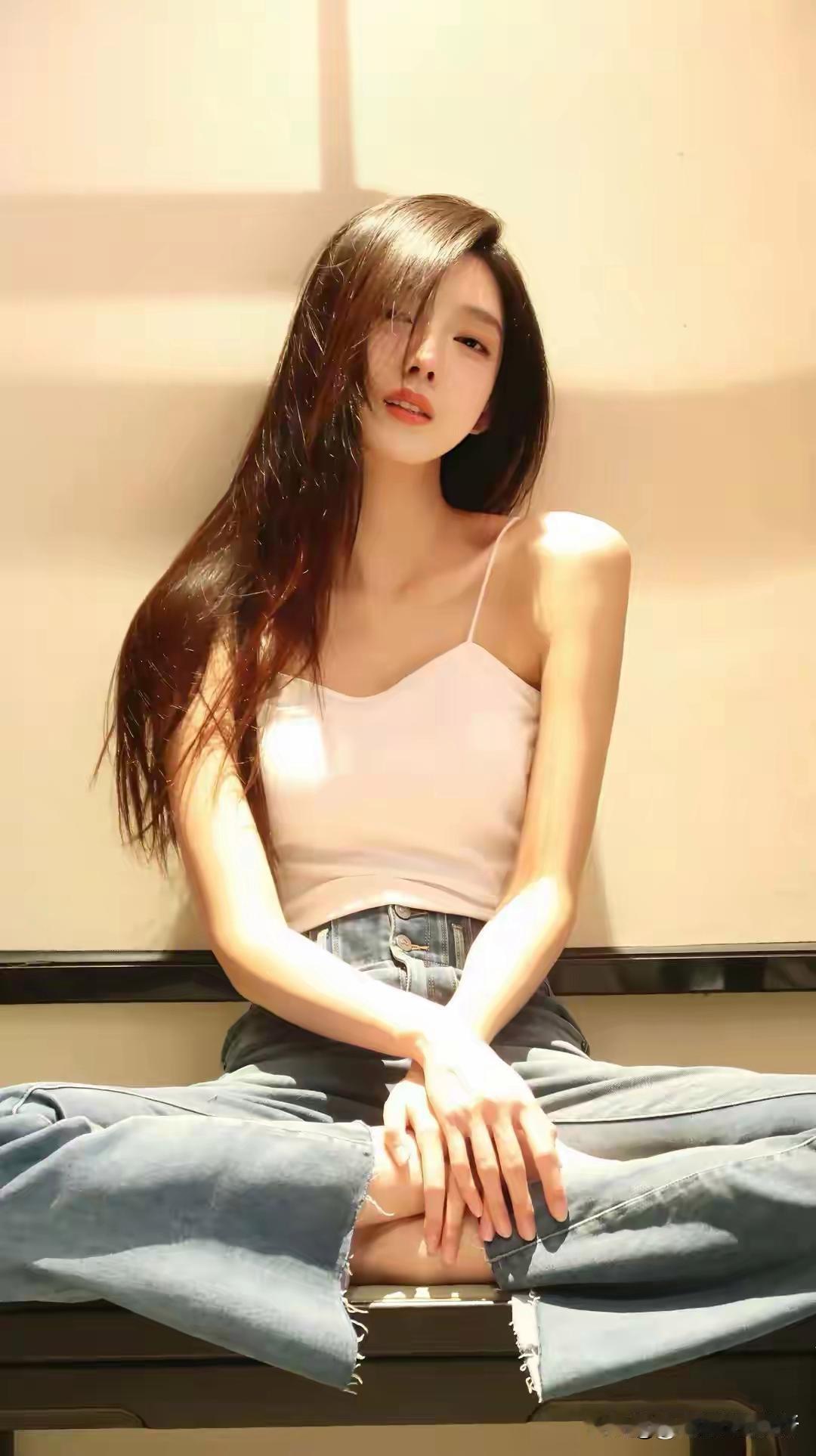 慵懒午后，阳光洒落，少女轻倚墙边，温柔时光。