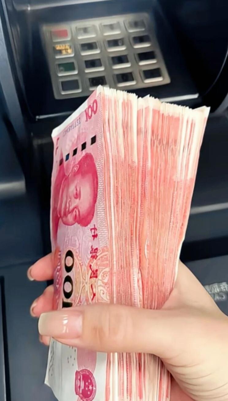 谁能拒绝手里攥着钱的踏实？手里拿着钱，心里才不慌。
生活日子不用过得富贵，可遇事